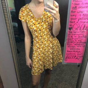 Vintage-style yellow flower dress 🌙